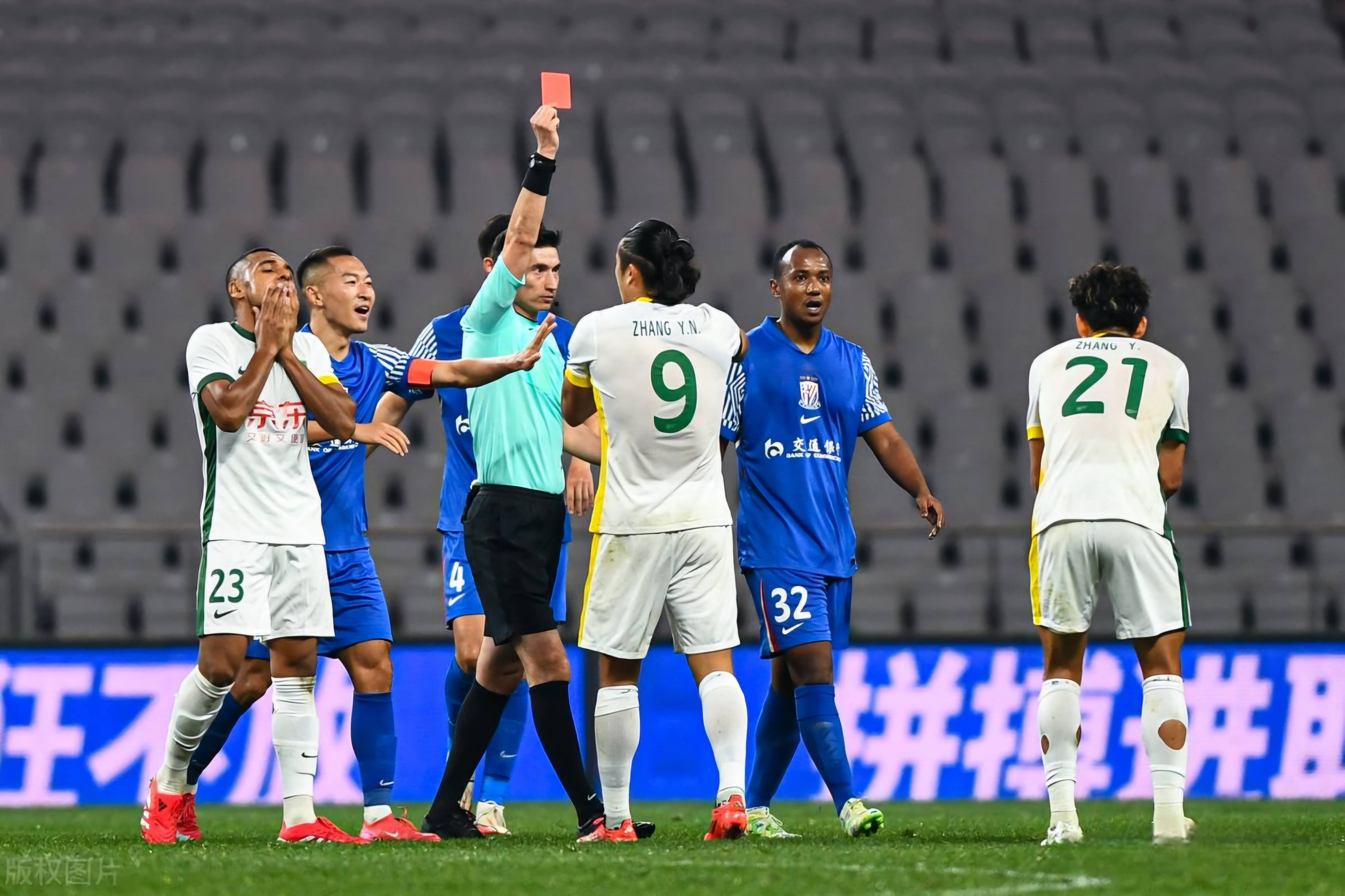 开云体育 莱万多夫斯基赛事官方发布问鼎冠军新规，雄鹿争议不断！